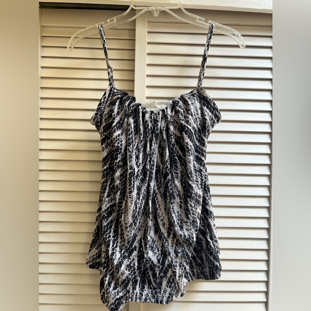Miracle Suit Black and White  Abstract Animal Print Sz 8 Tank Swimtop